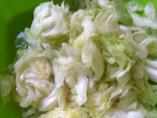 完成的酸高麗菜就是這般，等著下鍋炒嘍。