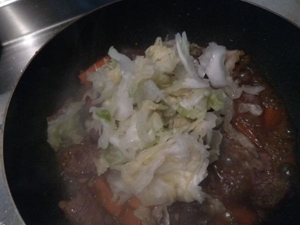 將酸高麗菜的水份擠出，再放入鍋內拌炒。