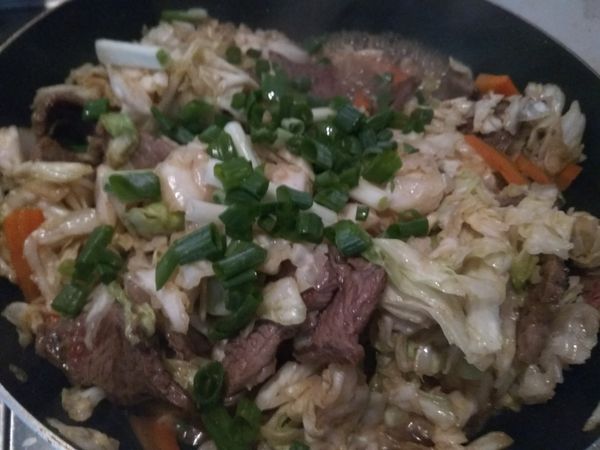 青葱洗淨，切成葱末放入鍋內提香。