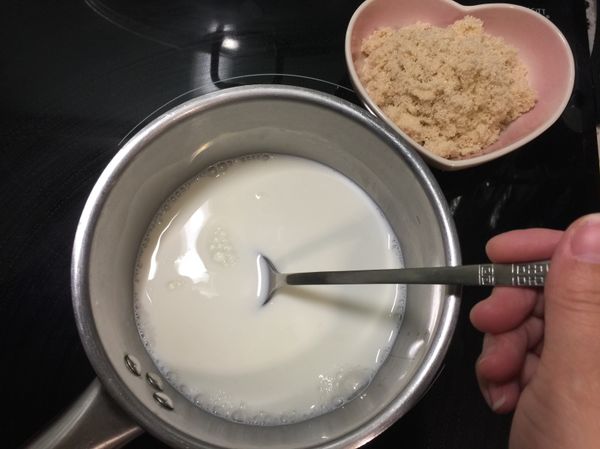 鮮奶跟糖一起煮
