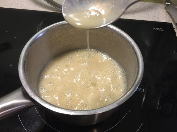 煮15分鐘左右就好比原來的量少一半
差不多這樣就好了喔！
趁熱裝進瓶子，放涼再加蓋子冰冰箱！