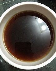 黑糖倒入溫水中攪拌溶解