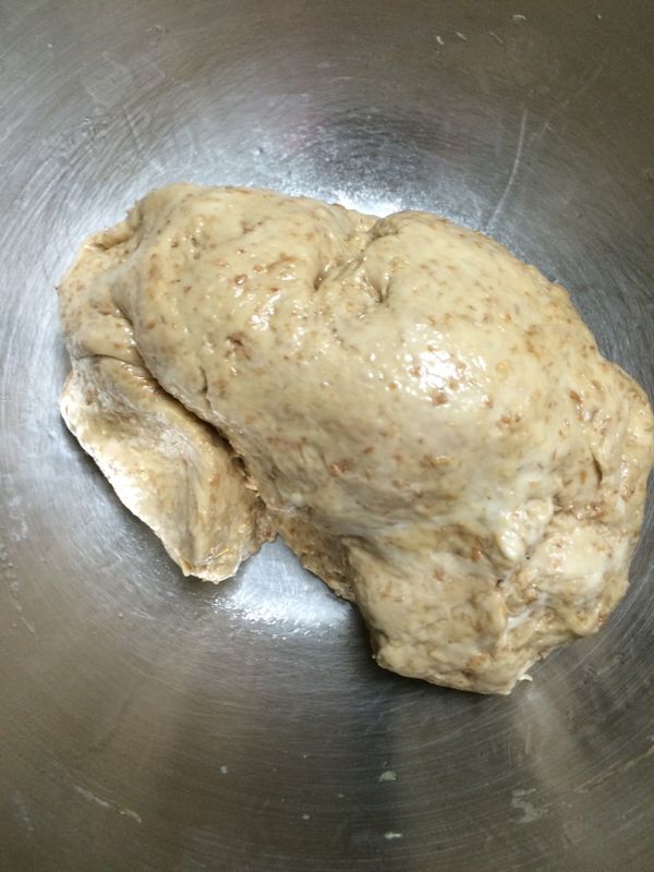 加入沙拉油繼續揉麵