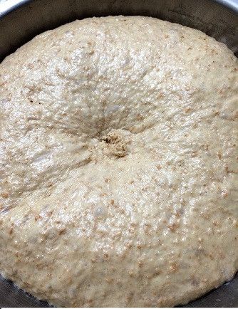 蓋上保鮮膜放到溫暖處發酵2小時，到麵糰變成2倍大