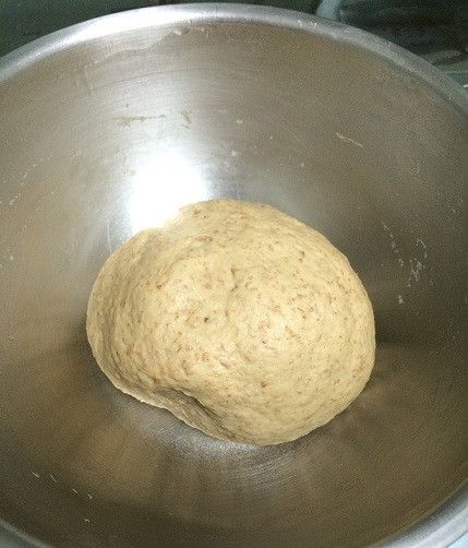 揉到成為不沾手、表面光滑、均勻的麵團