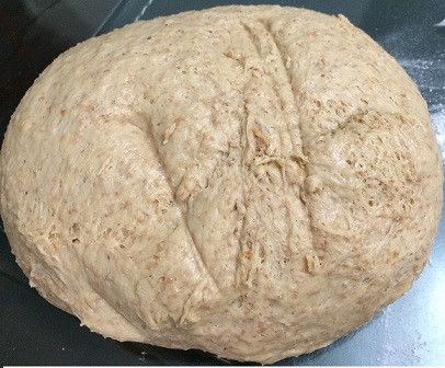 將發酵完成的麵團移到工作台上