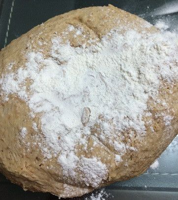 將燦團壓扁、把空氣擠出後將分量外的50g中筋麵粉慢慢揉入麵糰裡