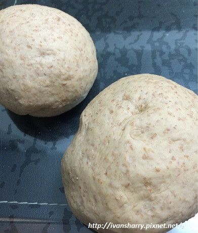 將麵團分成2分，滾圓，休息鬆弛10分鐘