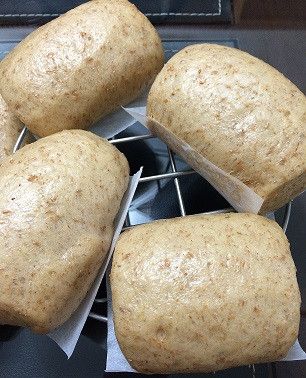 發酵完成後開中火蒸約15分鐘
時間到關火，鍋蓋打開一個縫隙讓蒸汽散出，10分鐘後再掀開鍋蓋(讓蒸鍋內外溫度平均，饅頭才不會因為快速降溫而回縮)