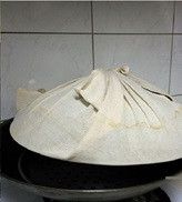 蒸鍋鍋蓋包上蒸籠布
開中火加熱到微溫(鍋蓋包蒸籠布可以讓蒸包子時的水蒸氣不會滴到包子上破壞包子的麵皮外型)