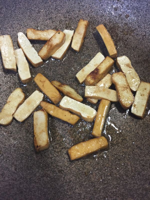 倒入少許油，豆干煎焦香