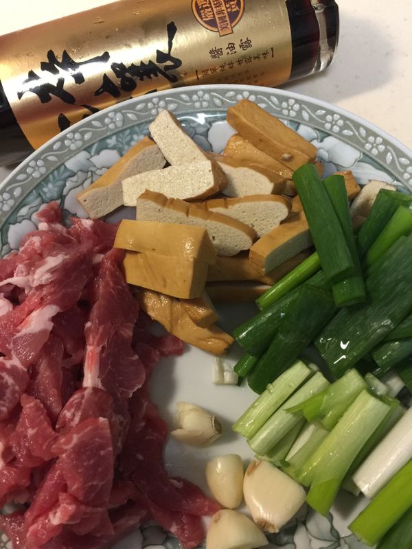 所有的食材洗淨，切好備用