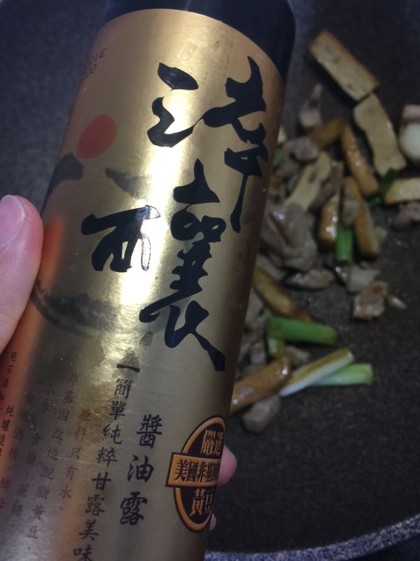 先不加水，直接倒入醬油，醬油稍微炒過才有醬香味，在加入砂糖