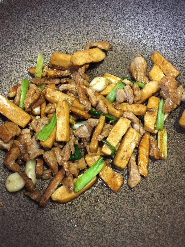 在加入適量的溫開水悶燒ㄧ下