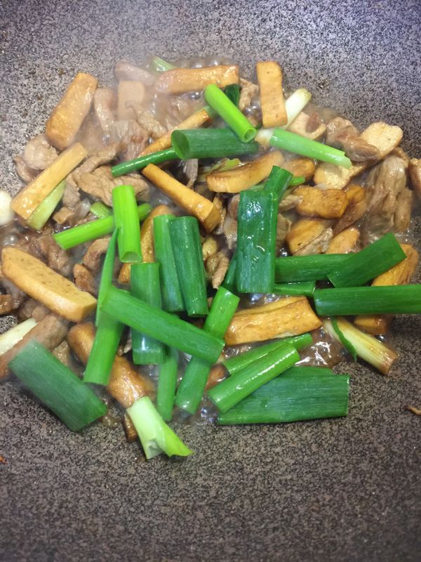 起鍋前加入蔥綠拌炒一下就可以