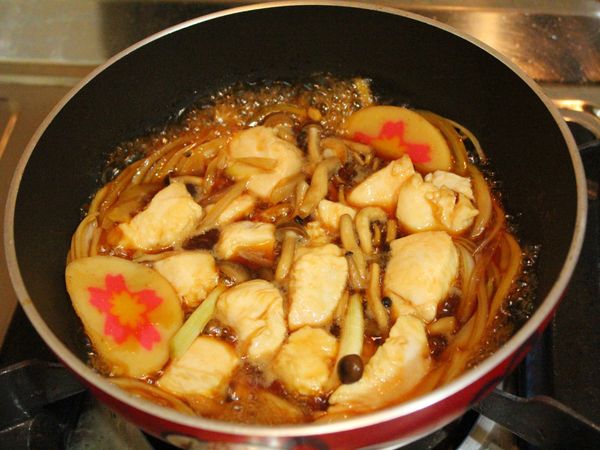 洋蔥煮軟後，放入雞胸肉煮至由紅轉白熟透 (筷子可以刺過去表示熟透)