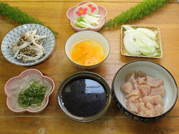 蔥白切段，蔥綠切絲泡冰水；金針菇去除底部剝散；洋蔥去除外膜切絲；雞胸肉切一口大小；雞蛋去殼稍微拌散；[醬汁]調勻