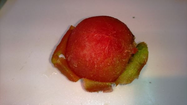 覺得表皮跟果肉之間有點鬆,表面有點軟, 就可以開始撥皮,不用等到整顆退冰.