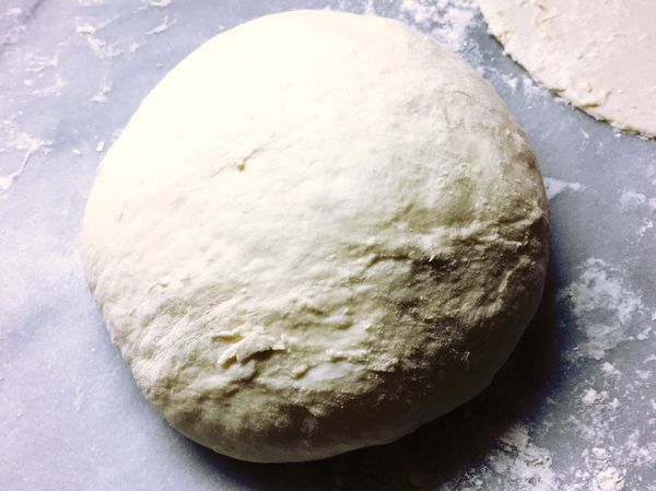 桿麵板撒上一些手粉（份量外）
將麵糰取出，拍壓出空氣，並以上下左右折疊的方式，重覆幾次將麵糰整成圓形
蓋上茶巾進行二次發酵，時間約為1-2小時