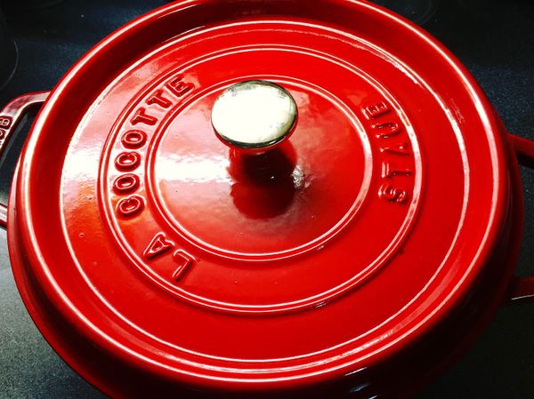 將烤箱以230度預熱
準備一個鑄鐵鍋
‼️注意：鑄鐵鍋的鍋蓋必需是耐高溫的金屬材質‼️
鑄鐵鍋入烤箱加熱30分鐘後取出