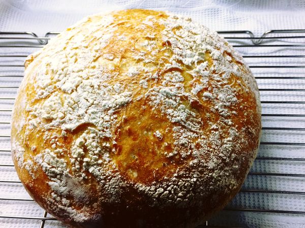 就是這麼簡單～完成囉！
外酥內軟的麵包，刀子切下時咔嗞咔嗞的聲音，真是太誘人啦！
抹上奶油、乳酪，或是沾油醋醬⋯⋯OMG!