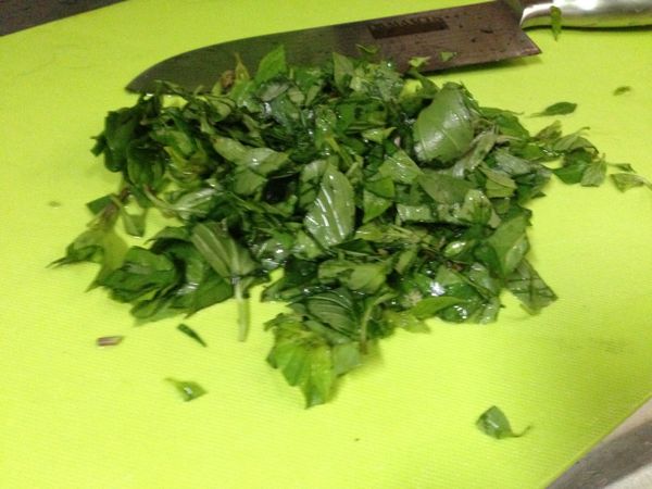 九層塔清洗後稍切小塊