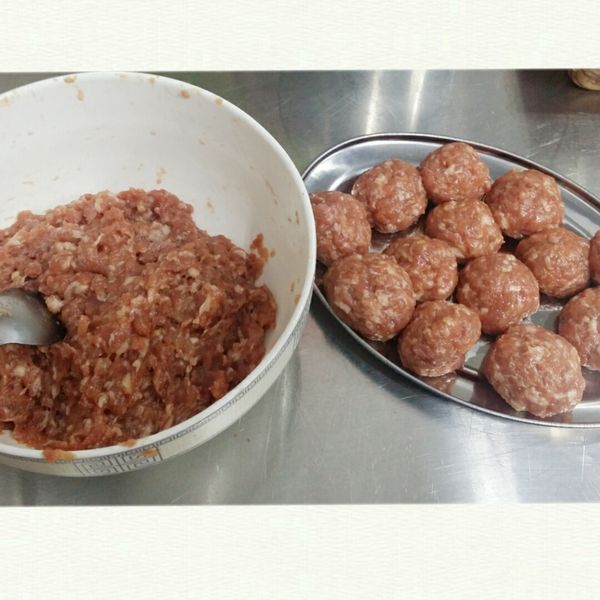 將絞肉做成丸子大小，備用。
