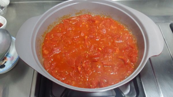 蕃茄燙去外皮，切小塊，準備燉鍋，放入蕃茄炒到微濃稠，放蕃茄醬，拌勻。