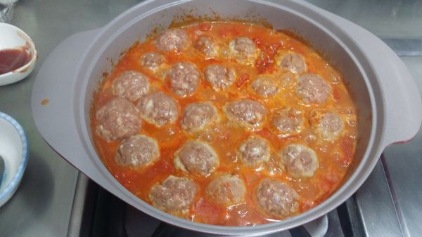 放入肉丸子，微定型在翻面。