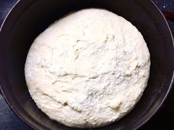 ‼️注意：此時鑄鐵鍋溫度很高！操作時務必留意避免燙傷‼️
麵糰撒上手粉（份量外），置於鑄鐵鍋內，加上鍋蓋230度烤30分鐘