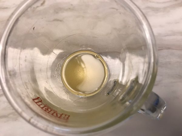 耐微波的杯中加入砂糖及酒，強微波30秒讓砂糖融化