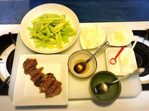 準備好食材！
少鹽、少油、多蔬、少肉的宵夜原則 😘