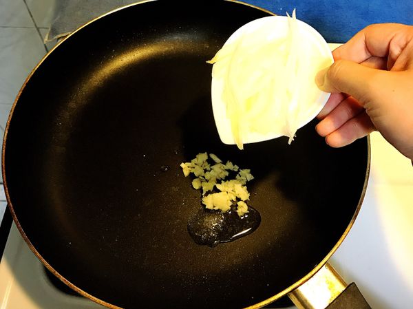 文火，倒入洋蔥