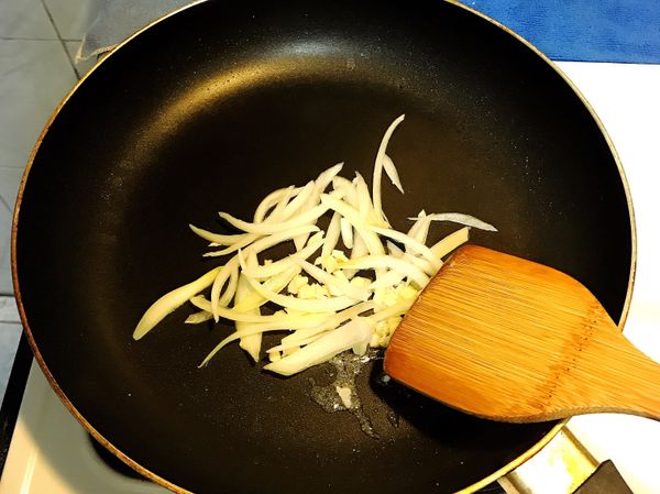 文火，拌炒鍋中食材等待洋蔥呈現軟化