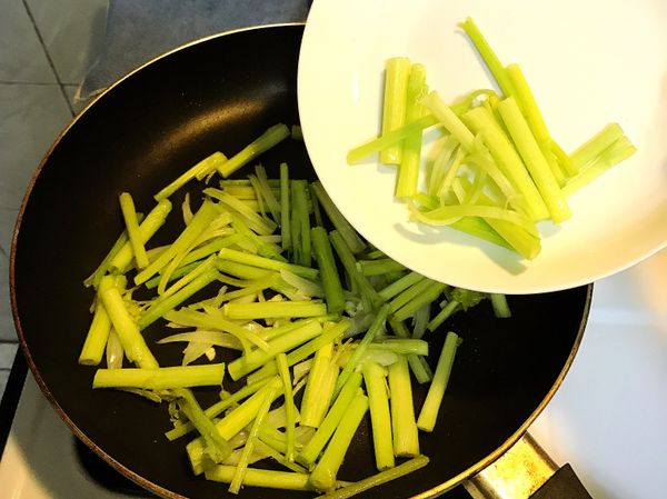 文火，倒入芹菜