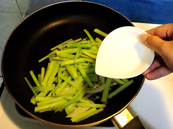 文火，加入熱開水少許