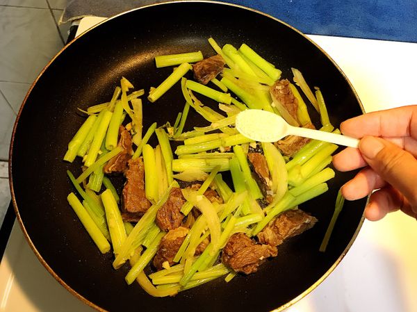 文火，加入鮮味炒手
（這時候，可以補加熱開水少許，怕火候控制不好太乾了）