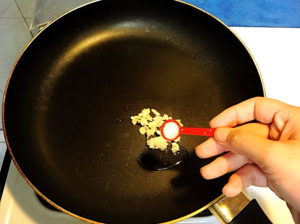 小火，倒入海鹽
加入米酒少許