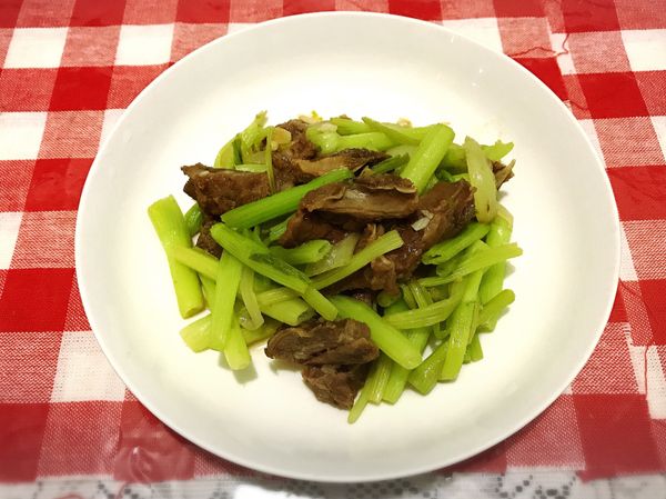 「對牛談芹」美味上桌