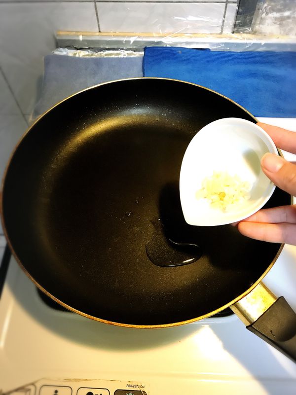 小火，倒入蒜粒