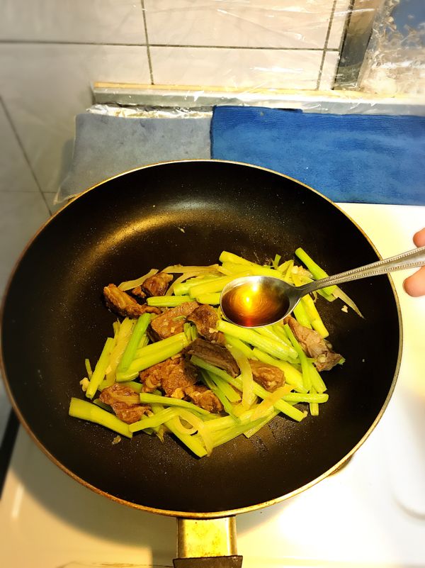 熄火，加入香油拌炒2下盛盤