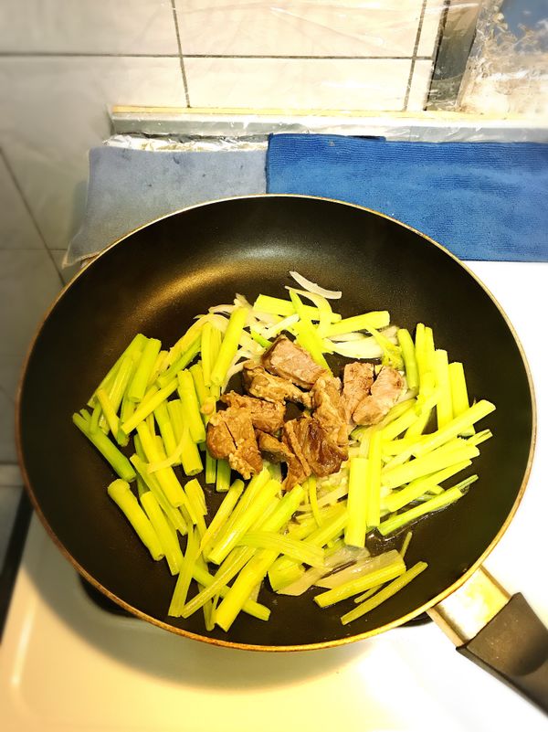 文火，牛肋條置於炒鍋中心點拌炒（約翻攪/鍋5次）