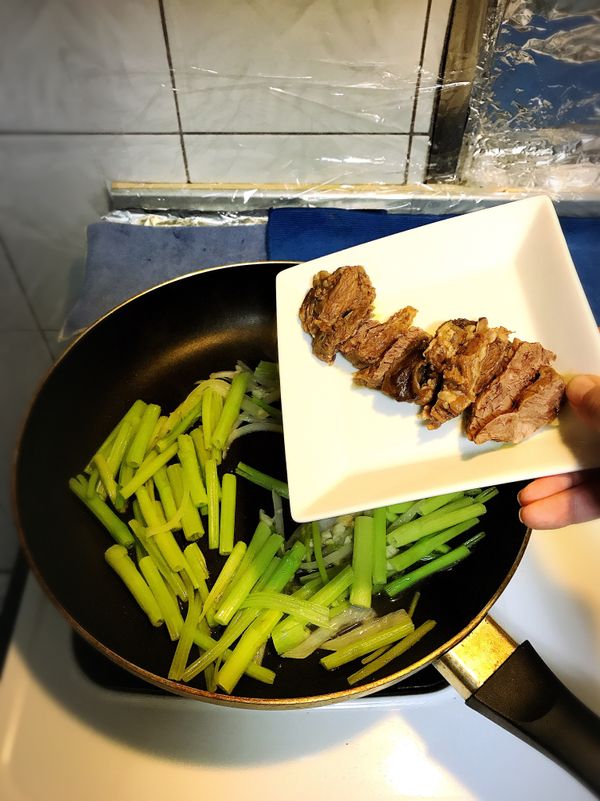 文火，倒入牛肋條