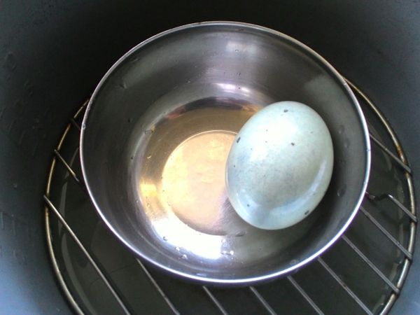 將皮蛋洗淨，放入電鍋蒸10分鐘後放涼。