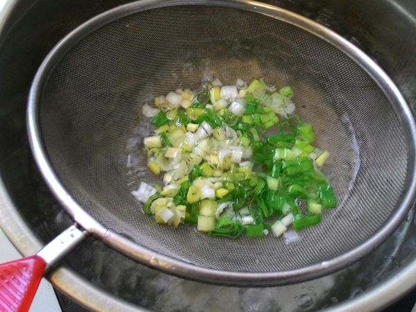 煮鍋熱水，將蔥段燙過，再過一次冷開水備用。(因為避免青蔥有細菌，所以要燙過，再用煮過的冷開水過一次)