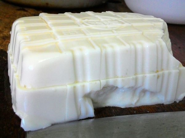 再來切豆腐，先橫向切半，再沿著豆腐表面已經畫好的線切，就很容易切得美美的。