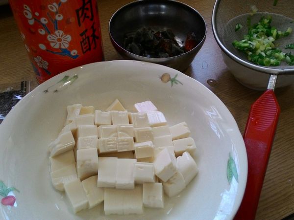 將切好的豆腐放進盤子，就準備要放進其他食材了。