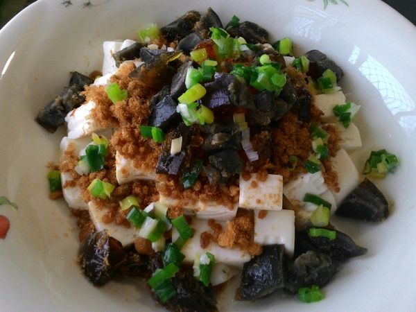 底部先豆腐再放肉鬆、上面皮蛋、最後蔥花，依序堆疊。