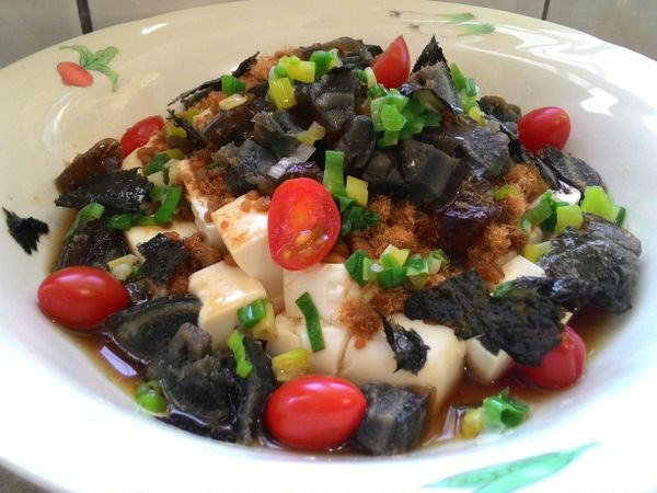 放入小蕃茄，與手撕海苔片就完成了。