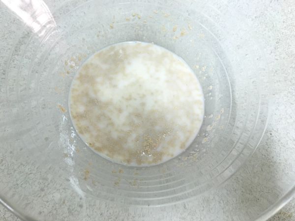 溫牛奶加入鹽、糖並攪拌均勻，然後加入酵母靜置1分鐘。